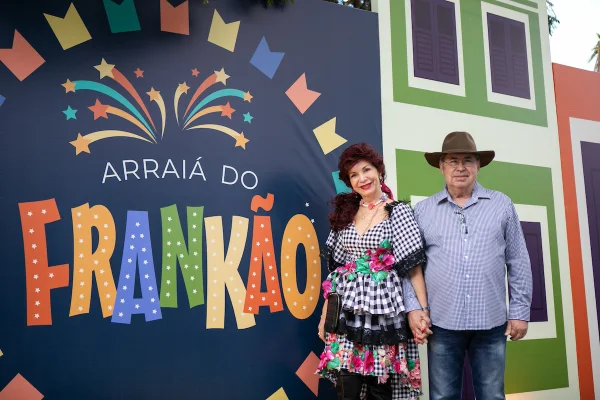 Vera Carla e Eustáquio Silveira recebem amigos em animado Arraiá