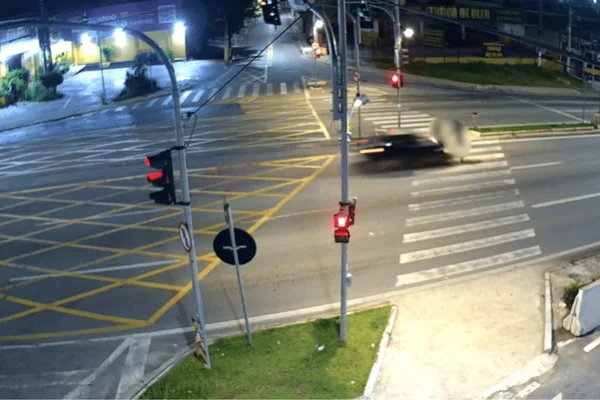 Imagem colorida de motorista atropelando casal de jovens em SP - Metrópoles