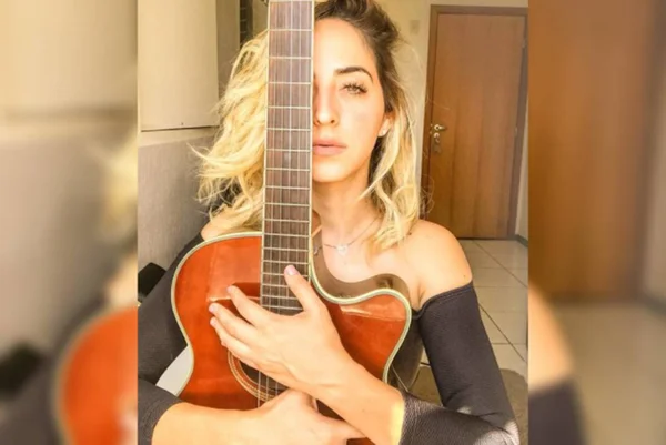 mulher com violão