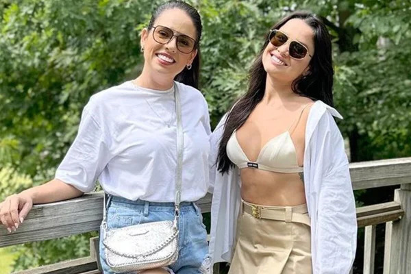 As amigas Camilla Diniz e Juliette posam juntas durante passeio - Metrópoles