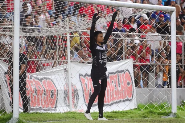 Goleiro Redney se preparando para cobranças no jogo de Imperatriz e Manaus pela Série D