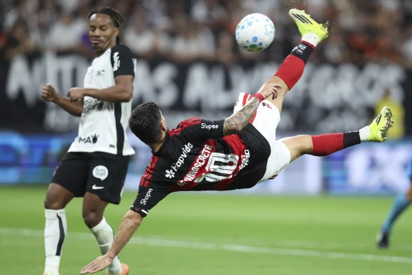 Foto colorida de Arrascaeta em Corinthians x Flamengo - Metrópoles