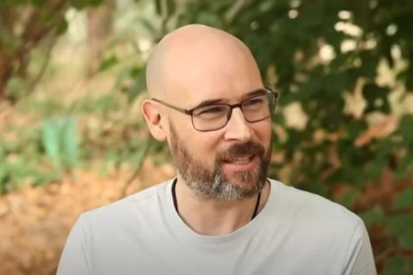 Imagem colorida de homem com Alzheimer - Metrópoles