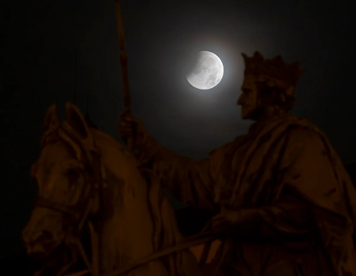 A estátua equestre de Ludwig I na Odeonsplatz aparece em primeiro plano no início de um eclipse lunar parcial em Munique
A estátua equestre de Ludwig I na Odeonsplatz aparece em primeiro plano no início de um eclipse lunar parcial em Munique