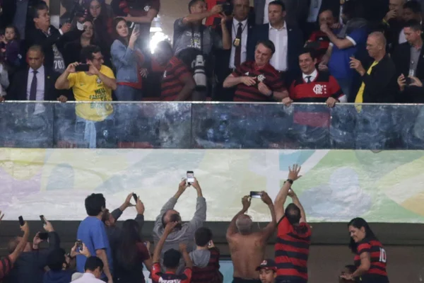 Lado a lado, Bolsonaro e Moro acompanham Flamengo x CSA no Mané