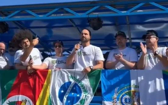 “Fascista” e “covarde”: políticos criticam fala de Eduardo Bolsonaro