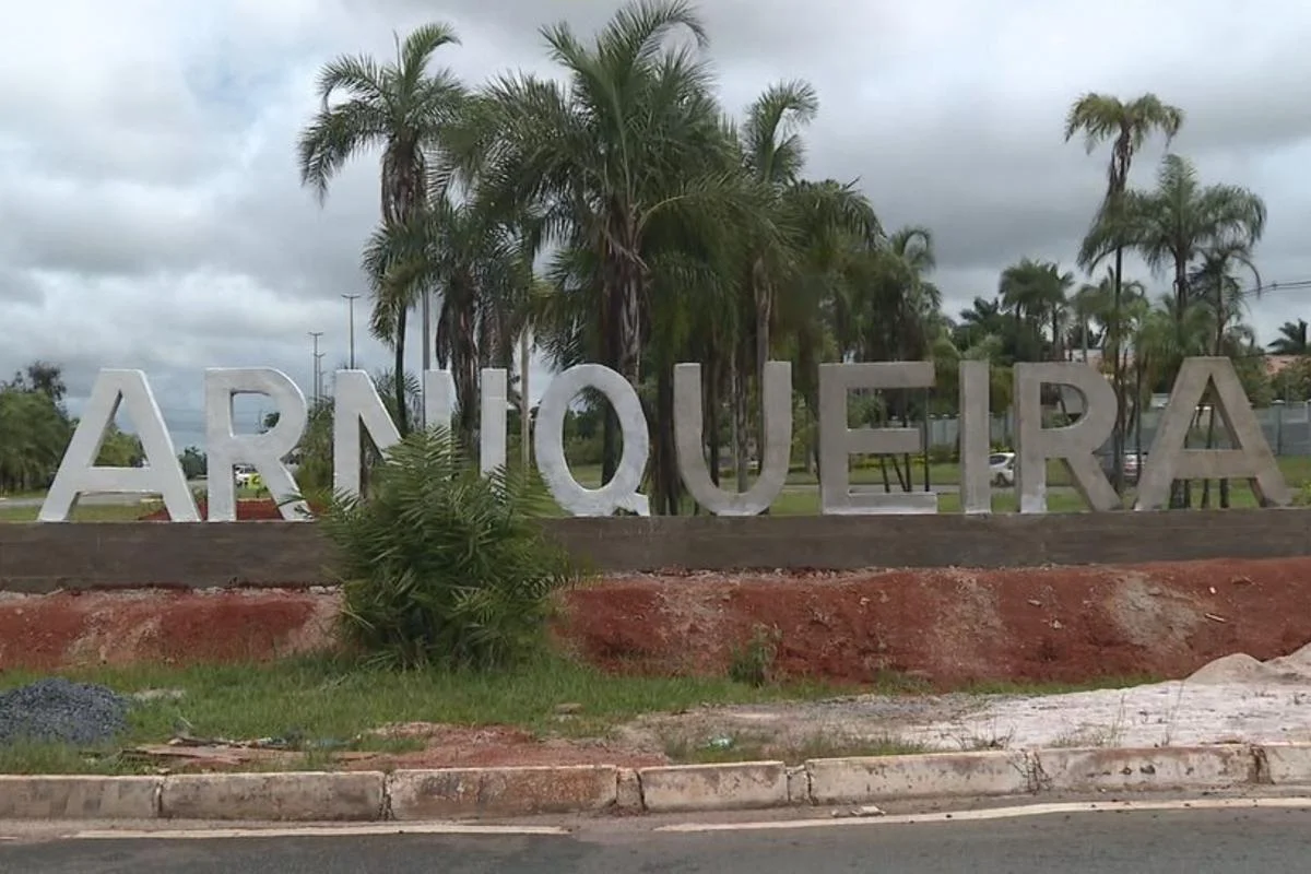 Letreiro que identifica a região de Arniqueira, instalado nas proximidades do Park Way, estaria de acordo com moradores da região "no local errado" Letreiro que identifica a região de Arniqueira, instalado nas proximidades do Park Way, estaria de acordo com moradores da região "no local errado"
