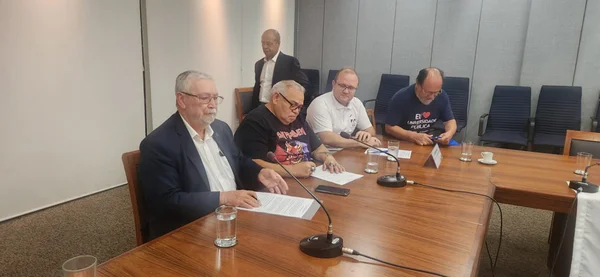 Imagem colorida da assinatura de acordo entre governo e professores - Metrópoles