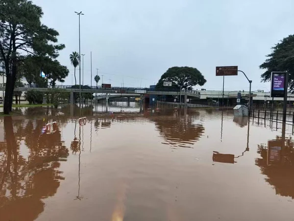 imagem colorida rodoviaria de porto alegre alagada
