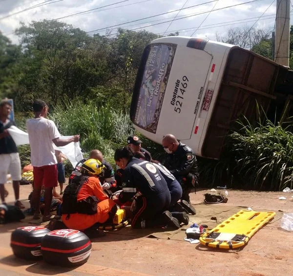 Micro-ônibus capota perto de Brazlândia e deixa 11 pessoas feridas, duas em estado grave