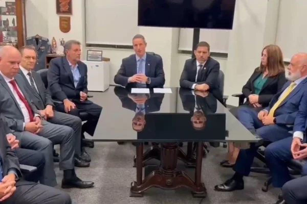 Imagem colorida mostra secretário Guilherme Derrite, ao centro. Delegado-geral está ao seu lado esquerdo - Metrópoles