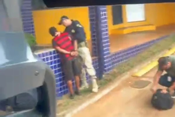 Armado com faca, homem é preso após assediar mulheres dentro de ônibus