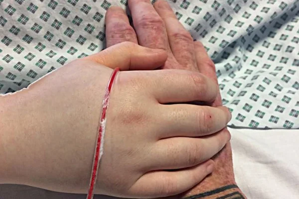 Pai posta foto de filha no leito de morte para alertar sobre bullying