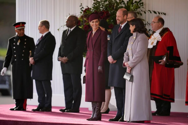 Foto colorida de Kate Middleton e autoridades - Metrópoles