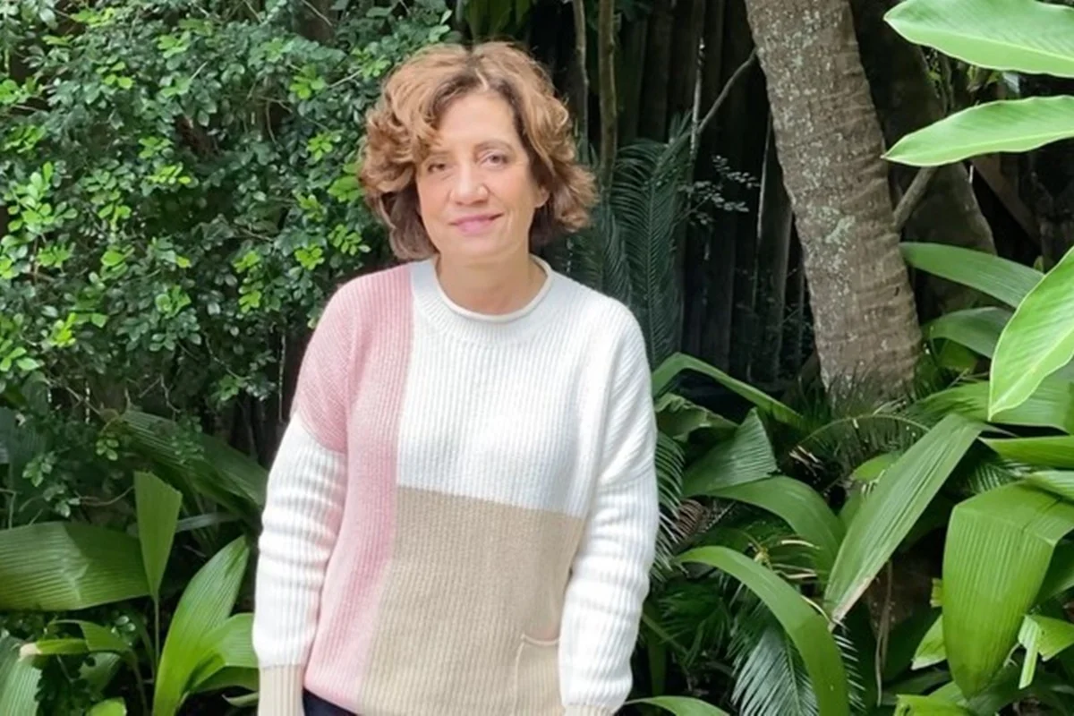 Miriam Leitão posa de look rosa e branco Miriam Leitão posa de look rosa e branco