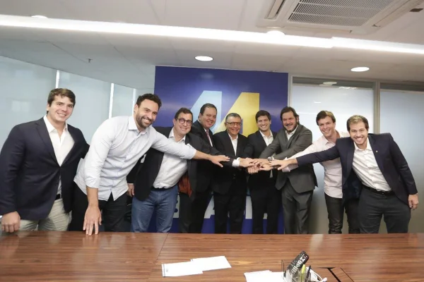 Foto colorida de encontro de João Campos com União Brasil - Metrópoles