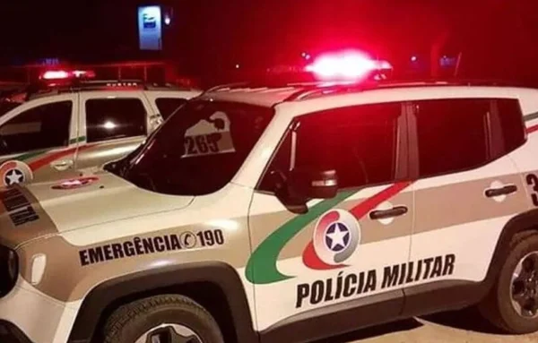 Imagem colorida de viatura da PM de Santa Catarina estacionada - Metrópoles