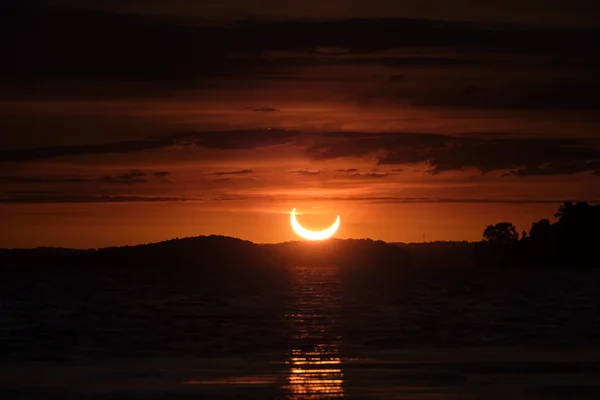 Imagem colorida de eclipse solar anular - Metrópoles