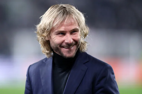 Nedved, lenda da Juventus, viraliza dançando com mulheres seminuas