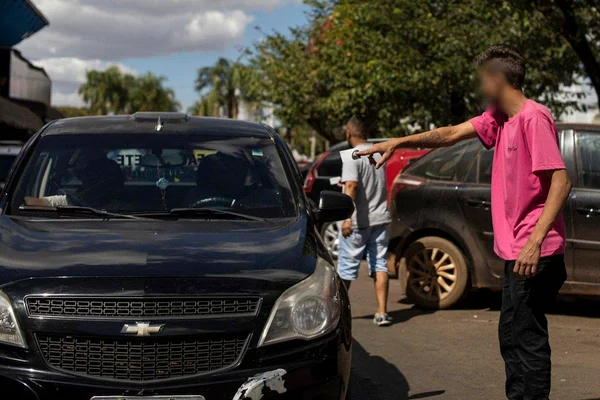 Sem controle, caça-clientes intimidam usuários na Feira dos Importados