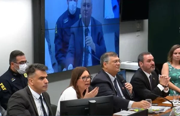 Imagem colorida do ministreo Flávio Dino em audiência na Câmara dos Deputados
