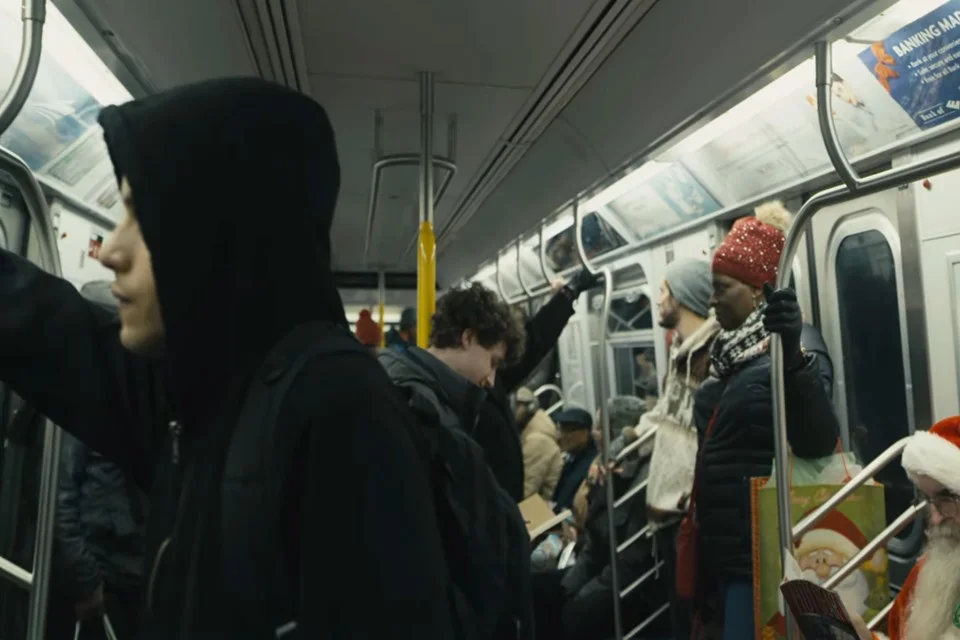 <b>Mr. Robot/4ª Temporada (Última)</b>: Elliot (Rami Malek) é um jovem programador que trabalha como engenheiro de segurança virtual durante o dia e como hacker vigilante durante a noite. Elliot se vê numa encruzilhada quando o líder (Christian Slater) de um misterioso grupo de hacker o recruta para destruir a firma que ele é pago para proteger. Sem previsão de estreia no Brasil, as três temporadas anteriores estão disponíveis no Prime Video <b>Mr. Robot/4ª Temporada (Última)</b>: Elliot (Rami Malek) é um jovem programador que trabalha como engenheiro de segurança virtual durante o dia e como hacker vigilante durante a noite. Elliot se vê numa encruzilhada quando o líder (Christian Slater) de um misterioso grupo de hacker o recruta para destruir a firma que ele é pago para proteger. Sem previsão de estreia no Brasil, as três temporadas anteriores estão disponíveis no Prime Video