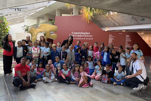 Constelações Contemporâneas: alunos da Ponte Alta conhecem mostra