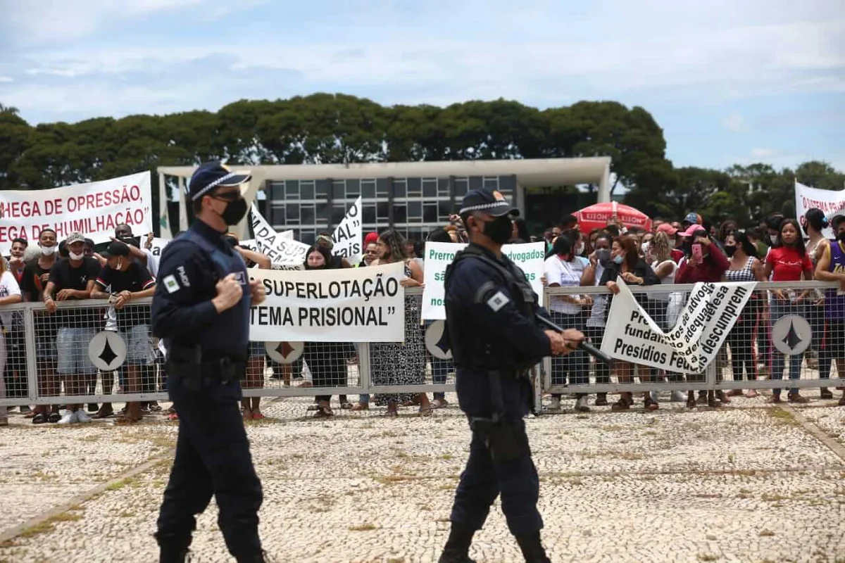 Familiares de presos protestam por condições humanitárias no sistema prisional Familiares de presos protestam por condições humanitárias no sistema prisional
