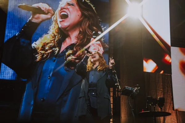 Fotografia colorida mostrando cantora em palco-Metrópoles