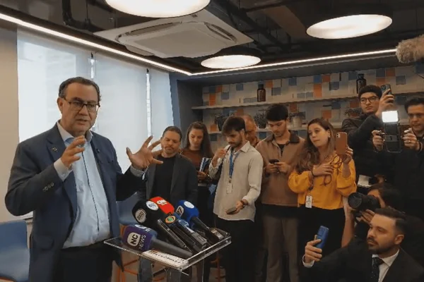 Imagem colorida do candidato à presidência Augusto Cury em coletiva de imprensa - Metrópoles