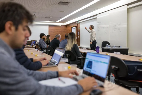 Fundação Dom Cabral: pós-graduação em constante evolução com o mercado