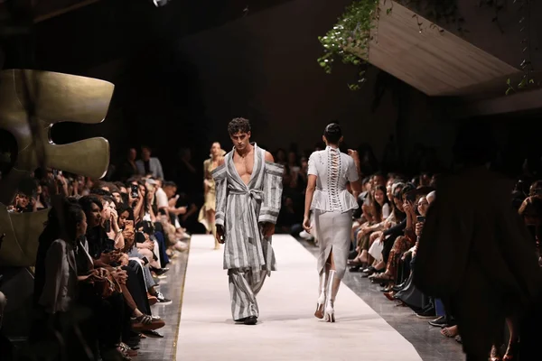 foto com cor. desfile sacramound no metrópoles catwalk - metrópoles