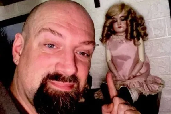 “Sempre a encontro no chão”, diz dono de boneca assombrada de 119 anos