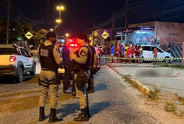 Imagem colorida de policiais no local do crime - Metrópoles