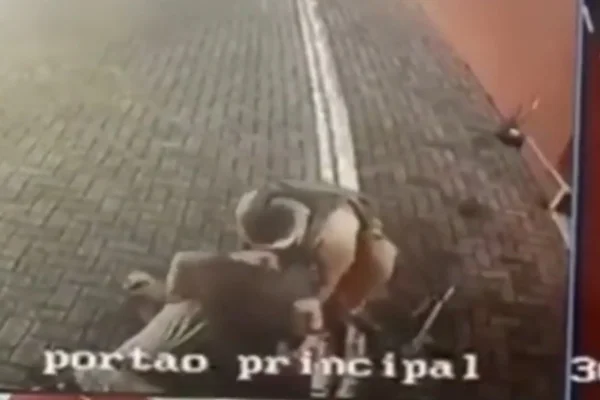 Vídeo mostra resgate de policial baleado no assalto em Criciúma