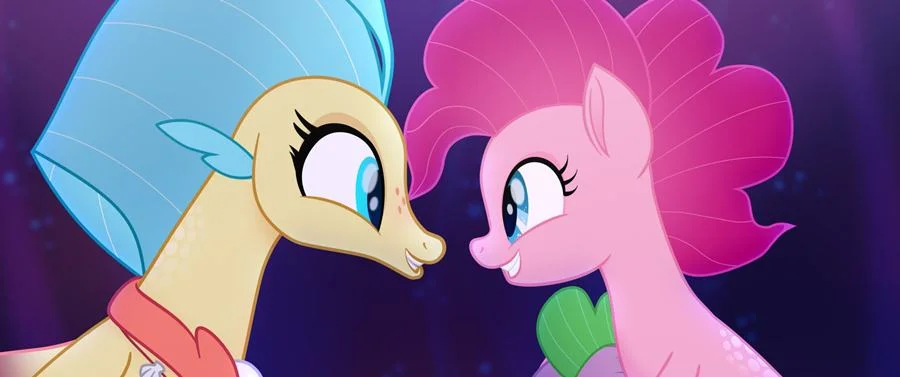 “My Little Poney: o Filme”: Depois de se transformar em um desenho televisivo e uma série de produtos relacionados, os brinquedos da linha My Little Poney ganham vida num filme de cinema. Desta vez, o meio ambiente de Ponyville está sendo ameaçado. Twilight Sparkle, Applejack, Rainbow Dash, Pinkie Pie, Fluttershy e Rarity precisam agir para salvar o seu lugar. “My Little Poney: o Filme”: Depois de se transformar em um desenho televisivo e uma série de produtos relacionados, os brinquedos da linha My Little Poney ganham vida num filme de cinema. Desta vez, o meio ambiente de Ponyville está sendo ameaçado. Twilight Sparkle, Applejack, Rainbow Dash, Pinkie Pie, Fluttershy e Rarity precisam agir para salvar o seu lugar.