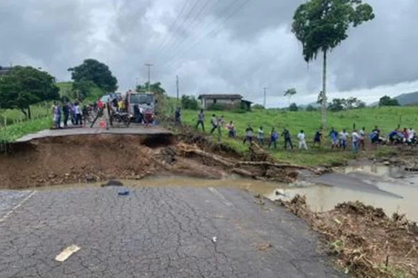 Corrente humana leva ajuda na Bahia