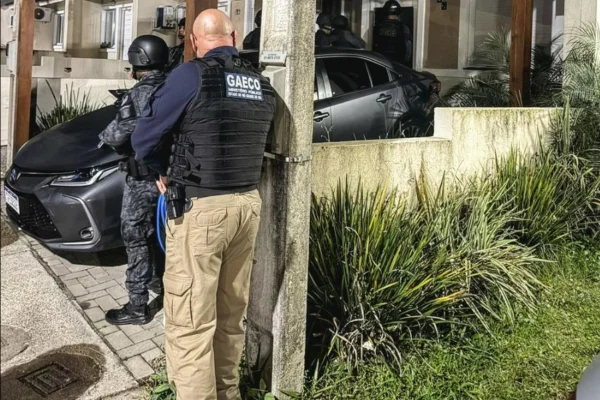 Imagem colorida,Casal e PM usam certidão de crianças mortas para fraudar RGs de facção- Metrópoles
