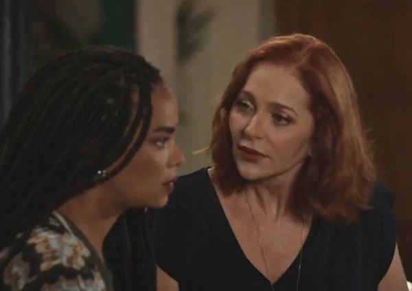 foto colorida de duas mulheres conversando - metrópoles