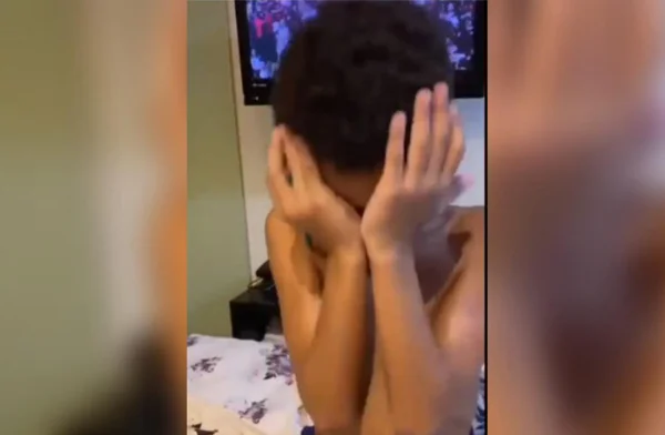 Filho de jogador do Altos-PI se emociona ao receber camisa de Gabigol