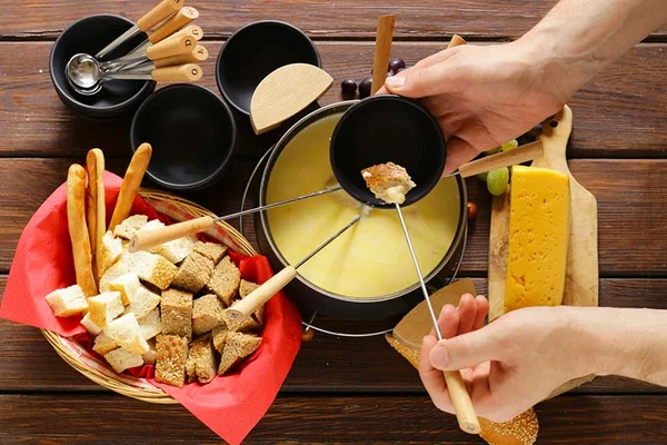 Fondue de queijo com pães