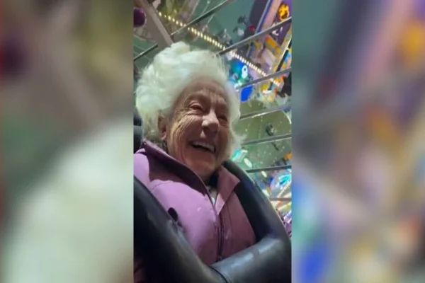 Imagem colorida, Yolanda se divertiu no brinquedo radical - Metrópoles