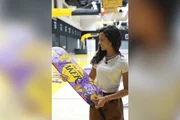 Rayssa Leal na sede dos Los Angeles Lakers nos Estados Unidos