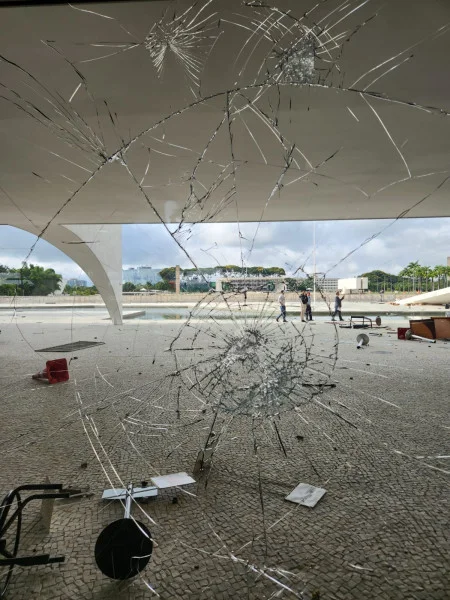 Vidraça do Palácio do Planalto quebrada
