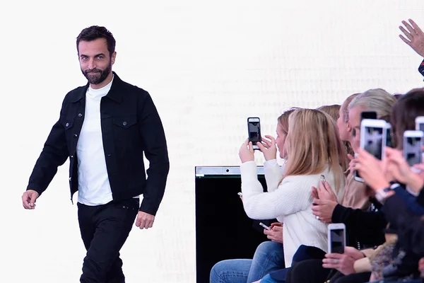 Louis Vuitton quer substituir Nicolas Ghesquière, diz agência