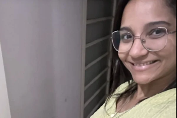 Mulher viraliza ao mostrar que esteve grávida de 2014 a 2025