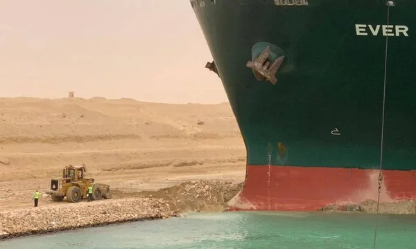 Suez: navio encalhado pode causar escassez mundial de papel higiênico