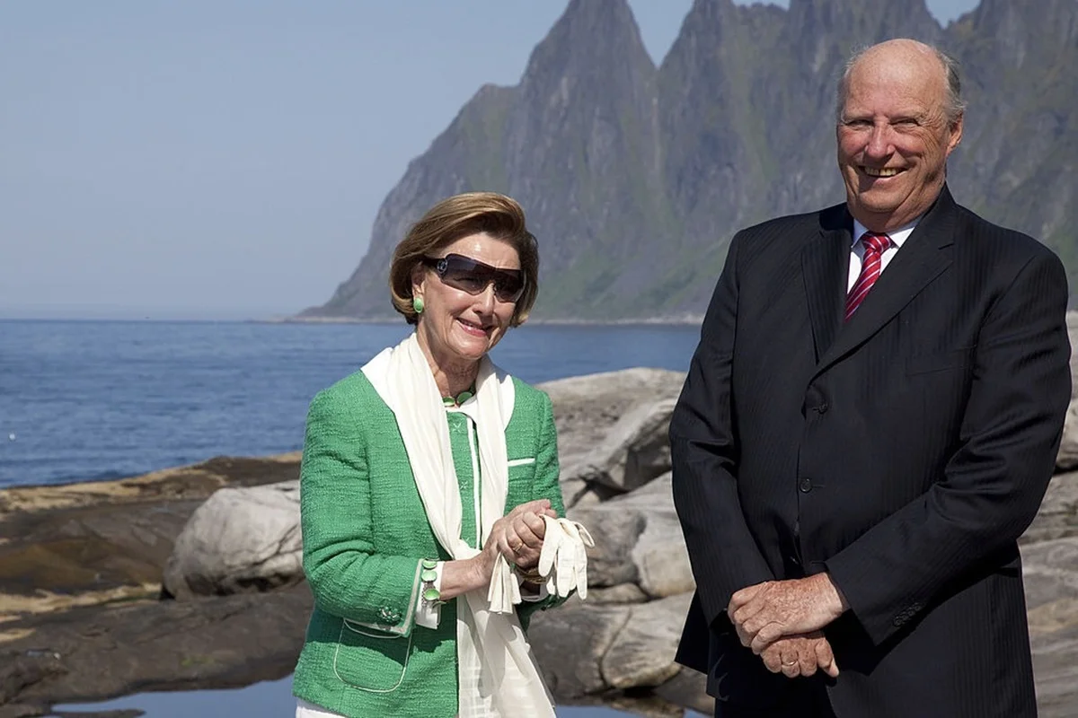 Rei Harald V e Rainha Sonja permaneceram juntos por mais de quatro décadas Rei Harald V e Rainha Sonja permaneceram juntos por mais de quatro décadas