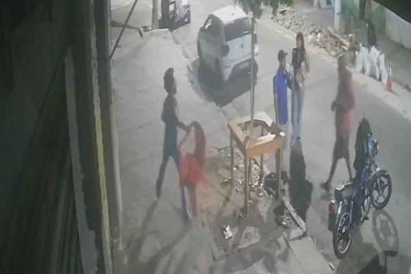 Imagens de circuito de segurança mostram Diego Souza Moreira tentando se defender com uma cadeira de plástico enquanto suspeito o persegue
