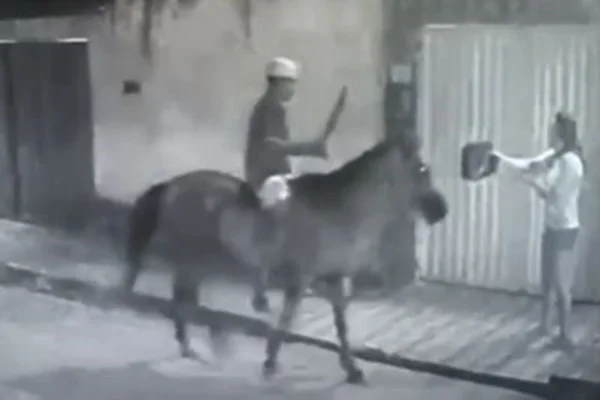 Vídeo flagra assaltante montado a cavalo e com facão agindo em Maceió